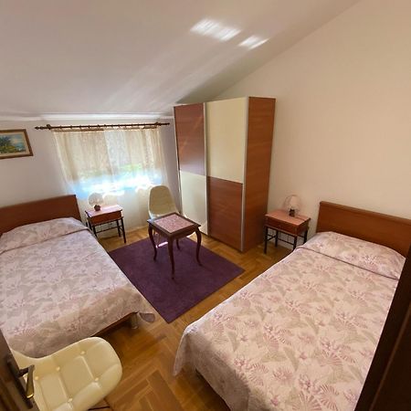 Purple House Apartment Pula Bagian luar foto