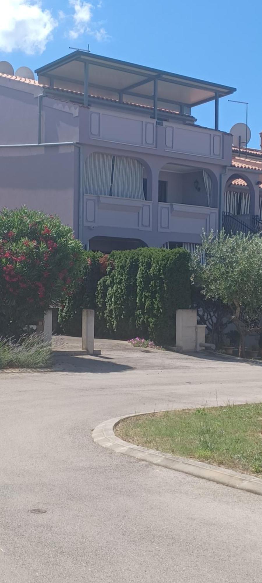 Purple House Apartment Pula Ruang foto