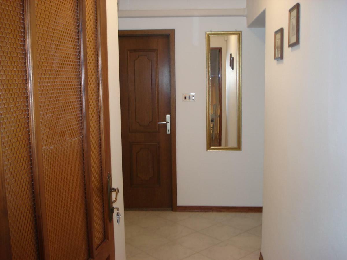 Purple House Apartment Pula Bagian luar foto